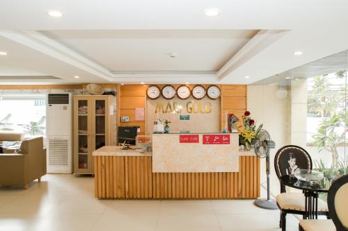 una hall di un ristorante con bancone e orologi di Marigold Hotel & Apartment a Da Nang
