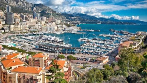 vistas a un puerto con barcos en el agua en Chambre Love Luxe Monaco en Beausoleil