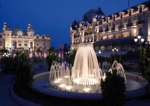 Chambre Love Luxe Monaco في بوسولاي: وجود نافورة مياه أمام المبنى في الليل