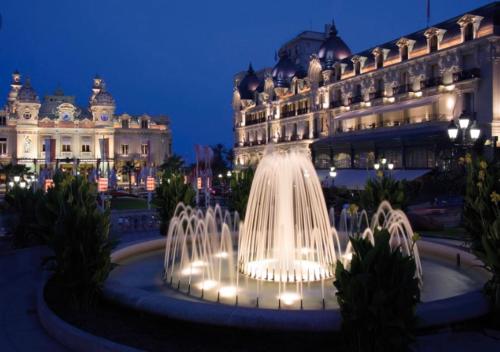 a water fountain in front of a building at night at Chambre Love Luxe Monaco in Beausoleil