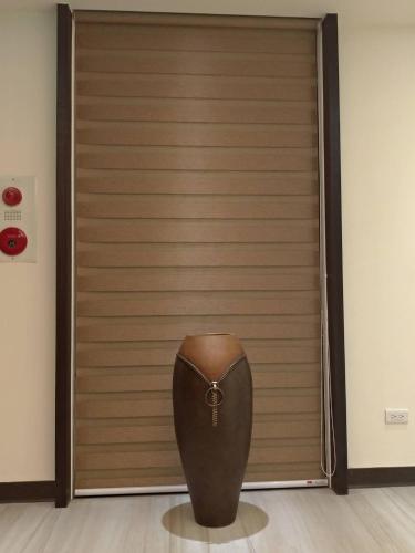 a closed garage door with a vase in front of it at Lantan Fanyue Inn in Chiayi City