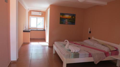Postel nebo postele na pokoji v ubytování Binucot Beach Resort