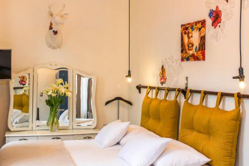 a bedroom with a bed and a mirror at X.O Art House in Cusco