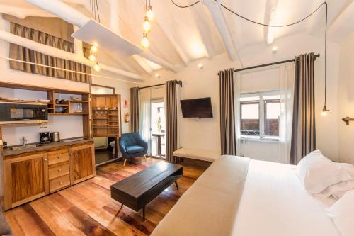 a bedroom with a bed and a desk and a chair at X.O Art House in Cusco