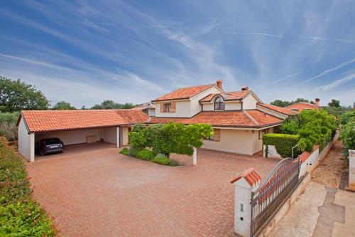 an aerial view of a house with a driveway at Villa Aurata in Ližnjan (Haus für 8-9 Personen) in Ližnjan