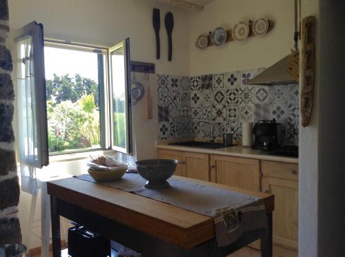 uma cozinha com uma mesa com uma tigela em Casa Pramas em Orosei