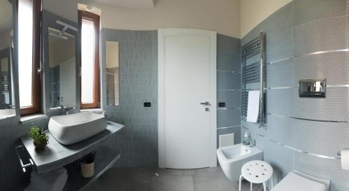 łazienka z umywalką i toaletą w obiekcie B&B A CASA DI ZIA LUISA w mieście Venticano