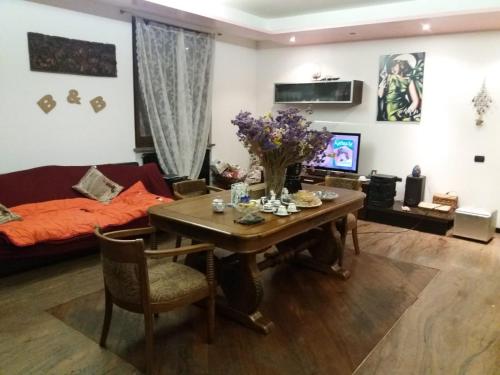 a living room with a table and a couch at B&B da Jordan in Gorgonzola