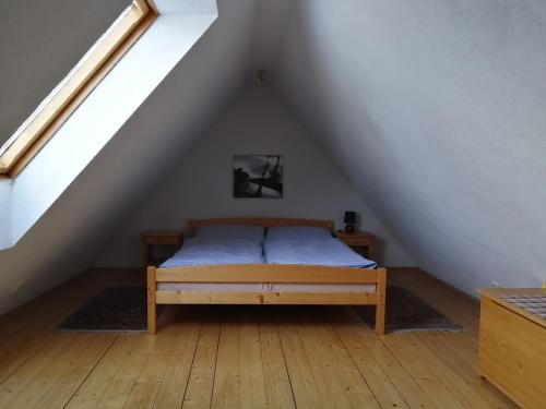 Penzion Tina في Pernink: غرفة نوم مع سرير في العلية