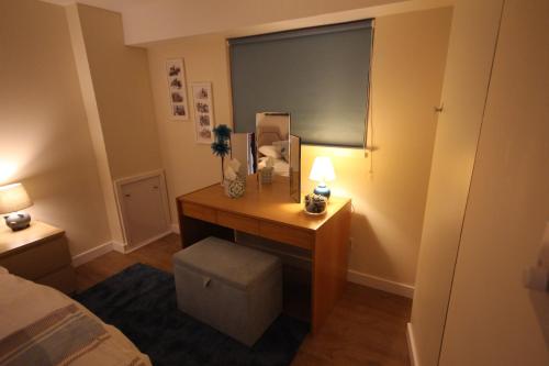 Ένα ή περισσότερα κρεβάτια σε δωμάτιο στο Easter Arr Courtyard Apartment