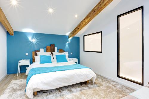 サン・ラファエルにあるLou Brigadouの青い壁のベッドルーム1室(大型ベッド1台付)
