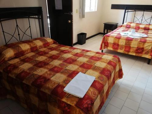 Postel nebo postele na pokoji v ubytování Villas Hotel Cholula