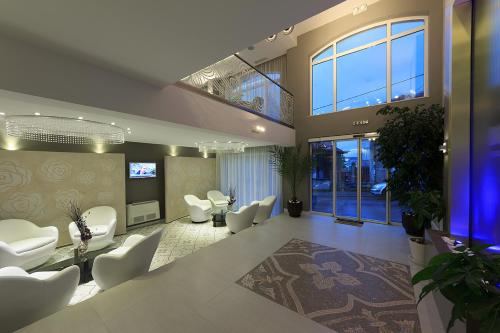 Ruang duduk di Agusta Hotel, Garden & SPA