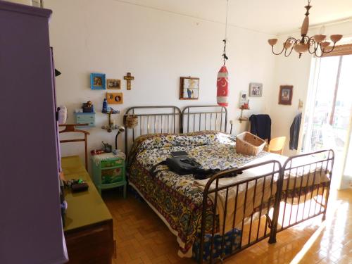 ein Schlafzimmer mit einem Bett in einem Zimmer in der Unterkunft Casa Formis in Levanto