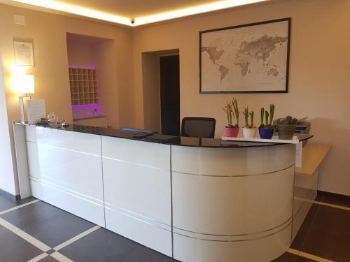 un ufficio con una reception con una mappa sul muro di Hotel San Germano a Piedimonte San Germano