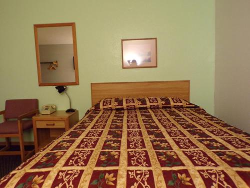 Postel nebo postele na pokoji v ubytování Morton Inn