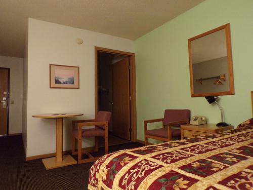 Postel nebo postele na pokoji v ubytování Morton Inn