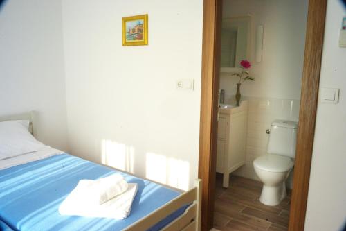 1 dormitorio con cama y aseo en Villa Vinki, en Mlini