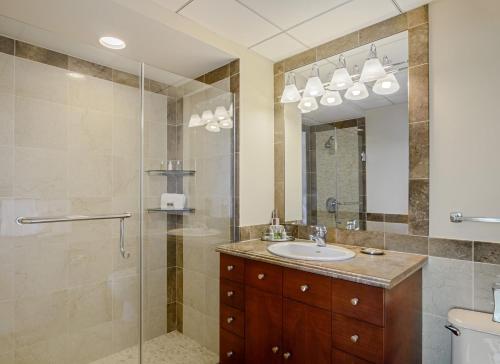 Bathroom sa Broadway Plaza, Trademark Collection by Wyndham