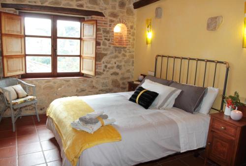 - une chambre avec un grand lit dans l'établissement Casa de Piedra, à Valderrueda