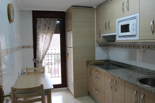 Kitchen o kitchenette sa Apartamento Usarena en Ezcaray