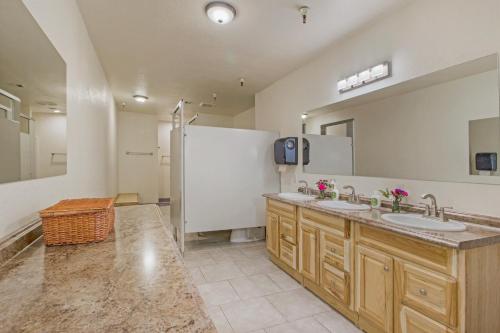 uma casa de banho com 2 lavatórios e um espelho grande em San Juan Island Hostel em Friday Harbor