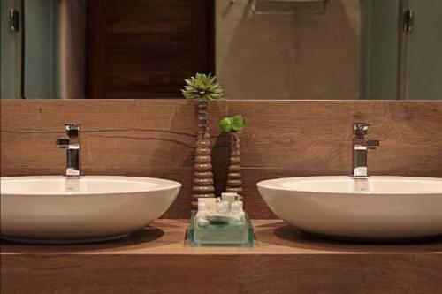 two sinks on a counter in a bathroom at Pousada Zé Maria in Fernando de Noronha