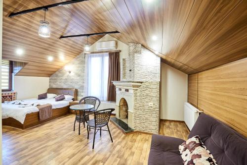 فندق دياديما في تبليسي: غرفة فندقية بها سرير وموقد