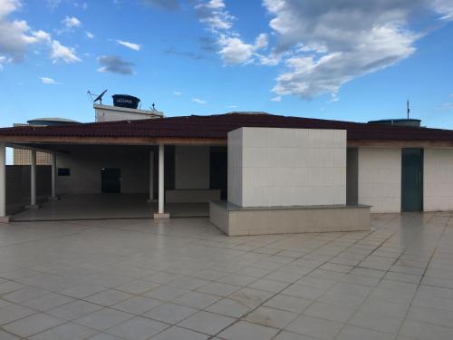 a large building with a roof with a sky at Ed. Barra Shopping in Marataizes