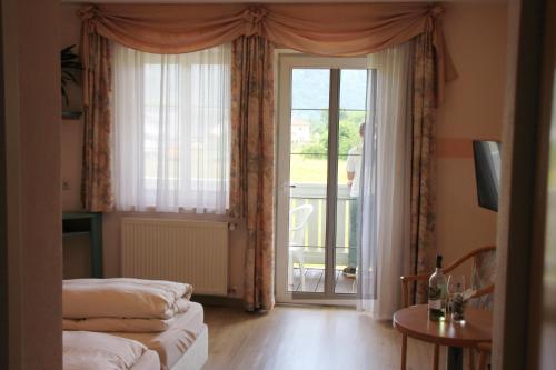 Un pat sau paturi într-o cameră la Gasthof Hotel zur Post