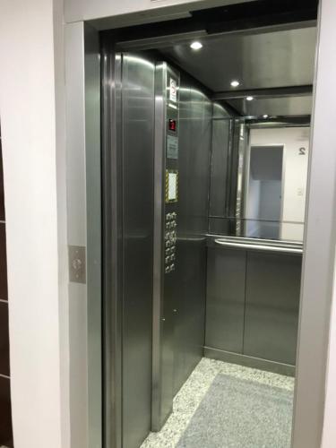 an elevator in a building with a mirror at Departamento Rodrigo II in Posadas