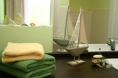 a bathroom with a sail boat on the floor and a bath tub at Hotel Fauna in Breiholz