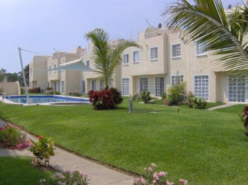 a large house with a lawn and a swimming pool at Hermosa Casa Acapulco Diamante Hospedaje a 5 min de la playa in Acapulco