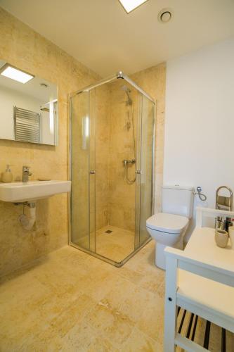 a bathroom with a shower and a toilet and a sink at Charming 2-Bedroom, Silver Mountain, A Building in Poiana Brasov