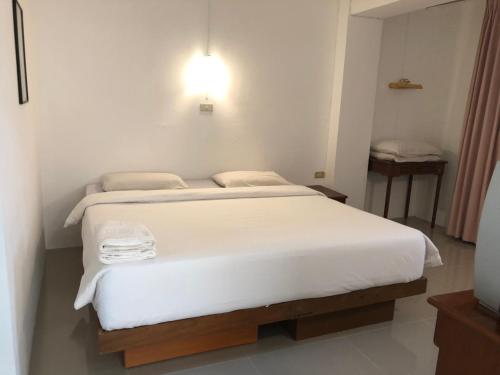 Cama ou camas em um quarto em Paradorn Inn