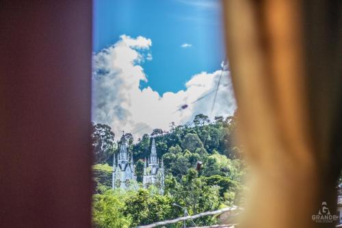 een raam met uitzicht op een kasteel bij Hotel Madre Laura Jericó in Jericó