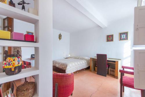 - une chambre avec un lit et un bureau dans l'établissement Dar lalla, à Marrakech