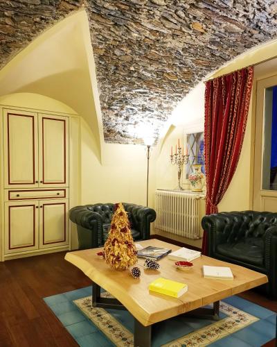 a living room with a table and leather chairs at Residence Milcar in Chiesa in Valmalenco