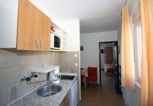 Dapur atau dapur kecil di Apartments Marica - 10m from sea
