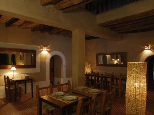 a dining room with tables and chairs in a restaurant at Dar Es Salam in Skoura
