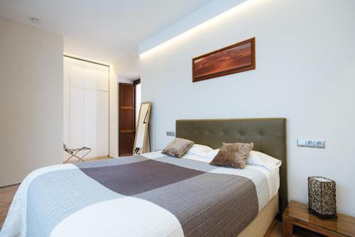 a bedroom with a large bed in a room at Mi Rincon Central Apartment in Seville