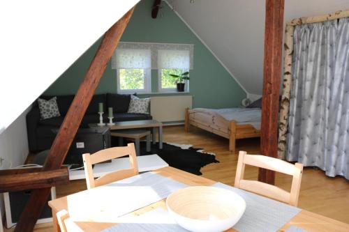 ein Wohnzimmer mit einem Tisch und einem Esszimmer in der Unterkunft "Ferienwohnung Am Tharandter Wald" in Grund