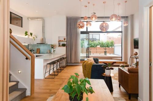 a kitchen and living room with a kitchen and a living room at Anzac North Loft - 4 Bedrooms & 2 Free Car Parks in Auckland