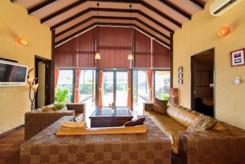 un soggiorno con divano e tavolo di El Sol Town Okinawa a Chatan