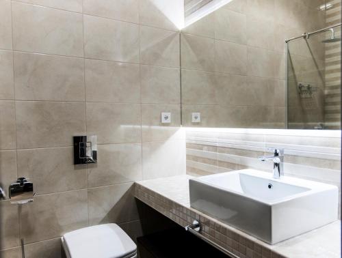 オデッサにあるBoutique Apart - Hotel iArcadiaのバスルーム(洗面台、トイレ付)