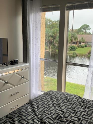 1 dormitorio con cama y ventana con vistas en Sienna Park Apartments, en Sarasota