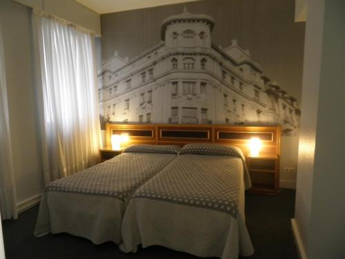 Una cama o camas en una habitación de Hotel Photo Zabalburu