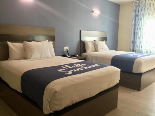 Katil atau katil-katil dalam bilik di Days Inn by Wyndham Freeport