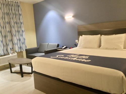 Katil atau katil-katil dalam bilik di Days Inn by Wyndham Freeport