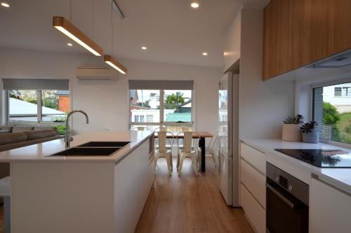Dapur atau dapur kecil di Kangaroo Bay Apartments